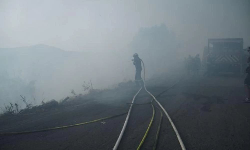 Φωτιές: Συνεχής η μάχη με τις αναζωπυρώσεις σε Πελοπόννησο και Εύβοια - Τι γίνεται σε όλα τα μέτωπα